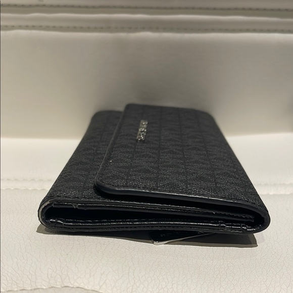 Michael Kors Jet Set Travel Large Trifold Wallet - Picture 3 of 6